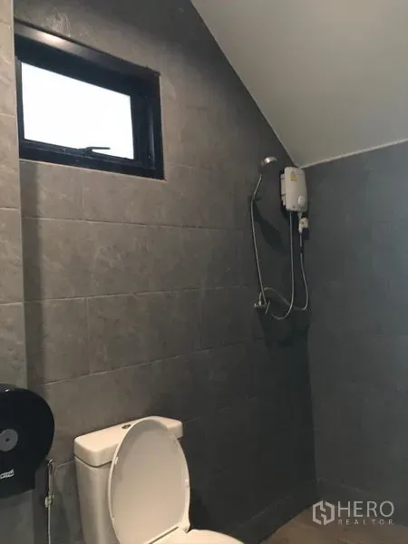 สำนักงานที่บ้าน ให้เช่าในSuan Luang, Bangkok - ห้องน้ำสมัยใหม่ กระเบื้องสีเทา โถสุขภัณฑ์ หน้าต่าง และเครื่องทำน้ำอุ่น