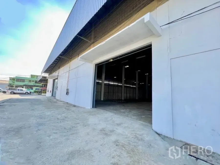 คลังสินค้า ให้เช่าในPak Kret, Nonthaburi - ด้านหน้าโกดัง ประตูม้วนกว้าง ลานโหลดและทางเข้าพื้นคอนกรีตติดถนน