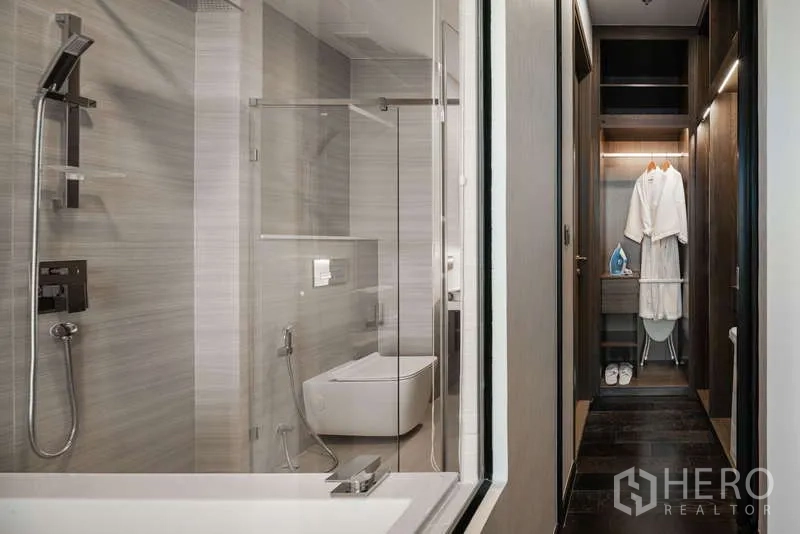 公寓 出租在Watthana, Bangkok - 现代浴室，玻璃淋浴间、雨淋花洒与步入式衣帽间