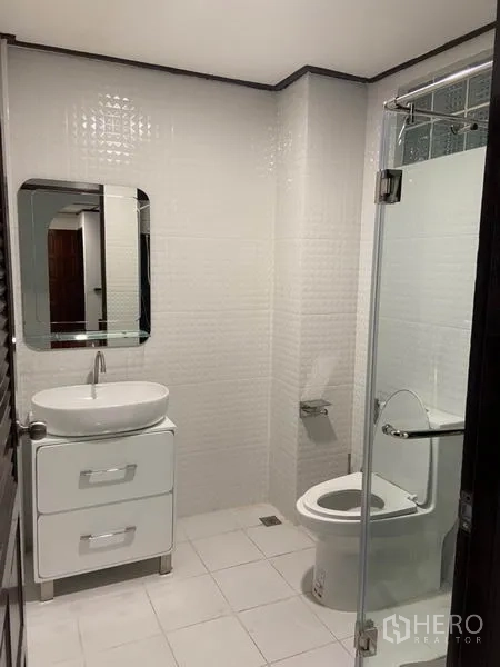 ทาวน์เฮาส์ ให้เช่าในKhlong Toei, Bangkok - ห้องน้ำปรับปรุงใหม่ ตู้ลิ้นชักอ่างล้างหน้า กระจก สุขภัณฑ์ และฉากกั้นอาบน้ำกระจก