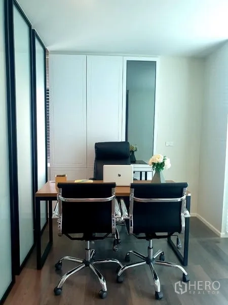 สำนักงานที่บ้าน ให้เช่า - ห้องทำงานผู้บริหารขนาดกะทัดรัด โต๊ะทำงานและเก้าอี้รับรองสองตัว
