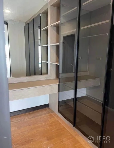 公寓 出租 - 步入式衣帽间，玻璃门衣柜与梳妆台