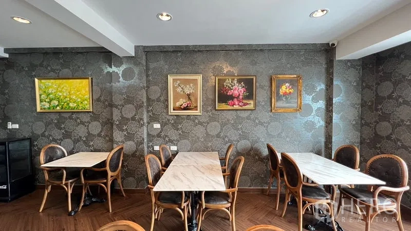 อาคารพาณิชย์ ให้เช่า - ห้องรับประทานอาหารบูทีค โต๊ะหินอ่อนและภาพวาดดอกไม้