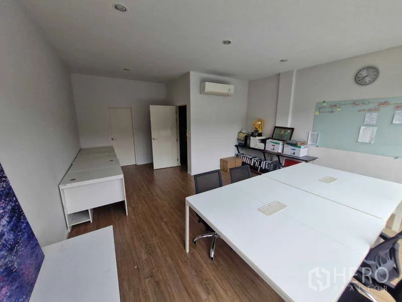 联排别墅 出售在Phra Pradaeng, Samut Prakan - 多功能房，配置书桌、空调与木纹地板