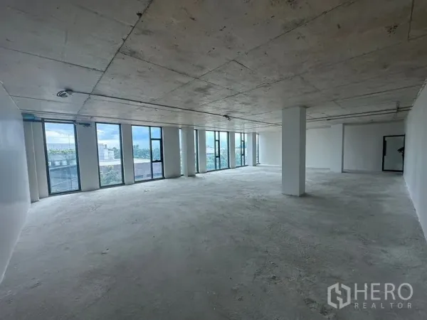 สำนักงาน ให้เช่าในBang Phli, Samut Prakan - มุมออฟฟิศมีเสาโครงสร้างและหน้าต่างพาโนรามา ทำให้พื้นที่สว่างโปร่ง