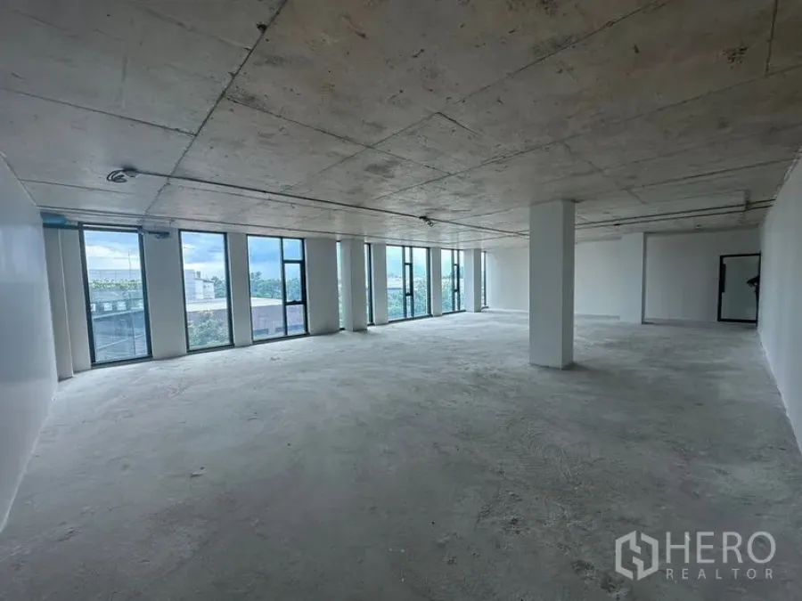 สำนักงาน ให้เช่าในBang Phli, Samut Prakan - มุมออฟฟิศมีเสาโครงสร้างและหน้าต่างพาโนรามา ทำให้พื้นที่สว่างโปร่ง