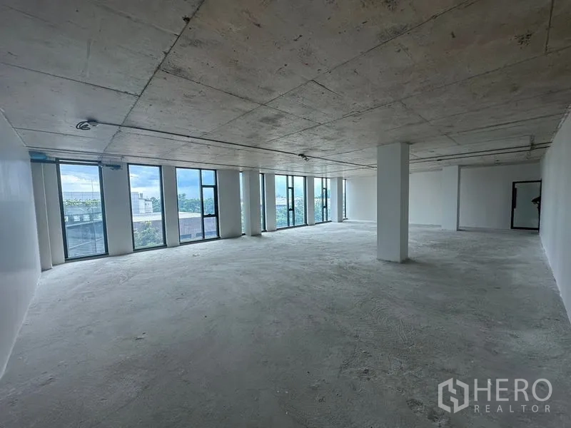 สำนักงาน ให้เช่าในBang Phli, Samut Prakan - มุมออฟฟิศมีเสาโครงสร้างและหน้าต่างพาโนรามา ทำให้พื้นที่สว่างโปร่ง
