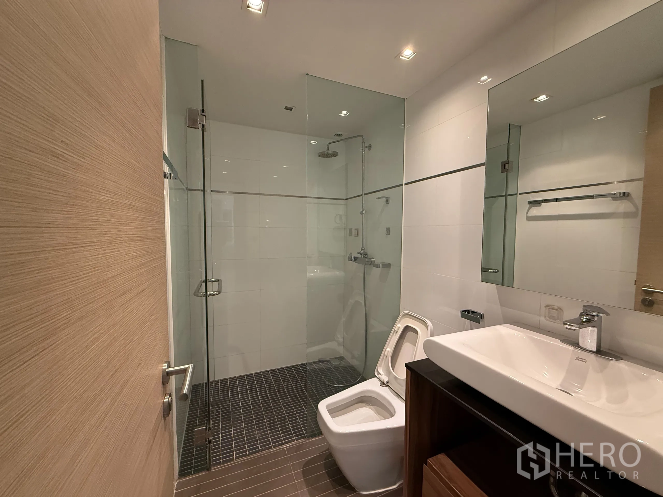 คอนโด ให้เช่าในPhaya Thai, Bangkok - ห้องน้ำพร้อมตู้กระจกกั้นอาบน้ำ กระเบื้องสีขาว และเคาน์เตอร์อ่างล้างหน้า