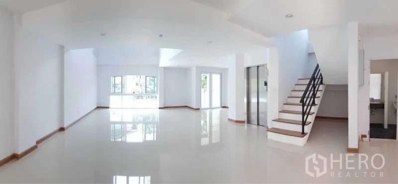 带办公室的家 出租在Prawet, Bangkok - 明亮开放式室内空间，亮面瓷砖，大窗与推拉门，楼梯和私家电梯。