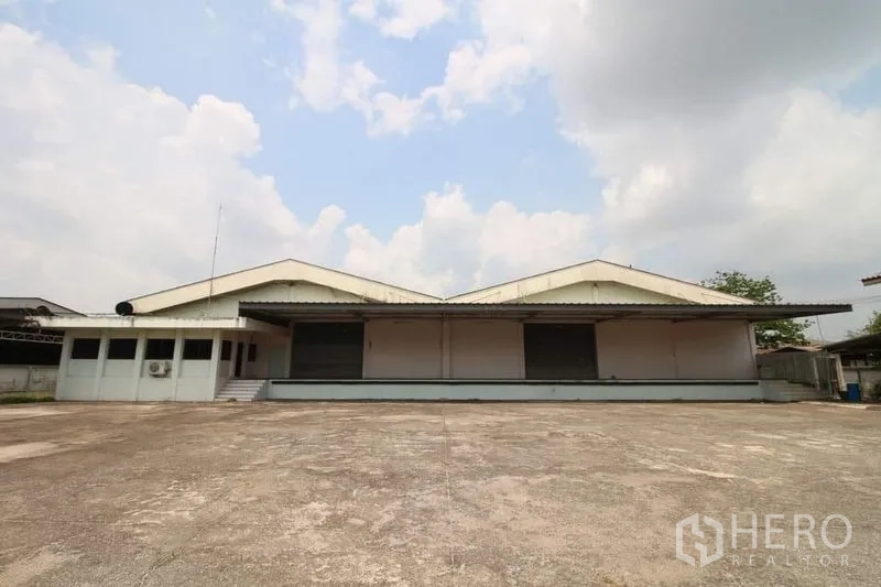 คลังสินค้า ขายในPhanat Nikhom, Chon Buri - ด้านหน้าโกดังทรงจั่วคู่ พร้อมลานคอนกรีตกว้าง