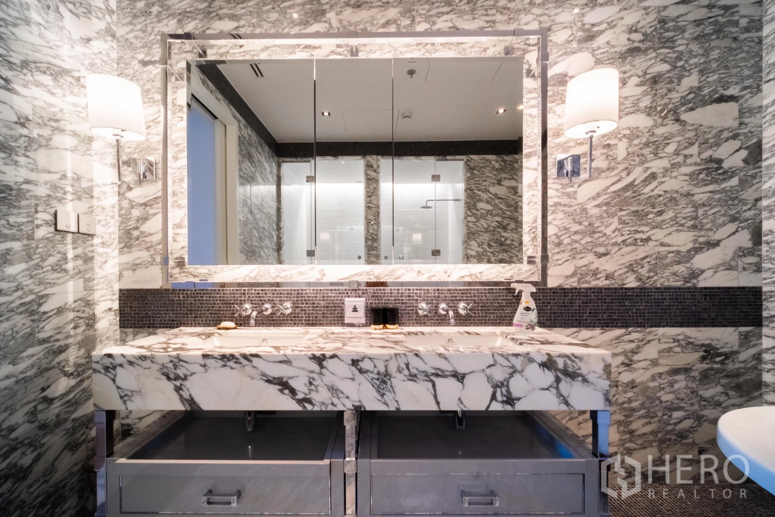 公寓 出租在Bang Rak, Bangkok - 双洗手台大理石盥洗区，配大镜柜与马赛克背墙。