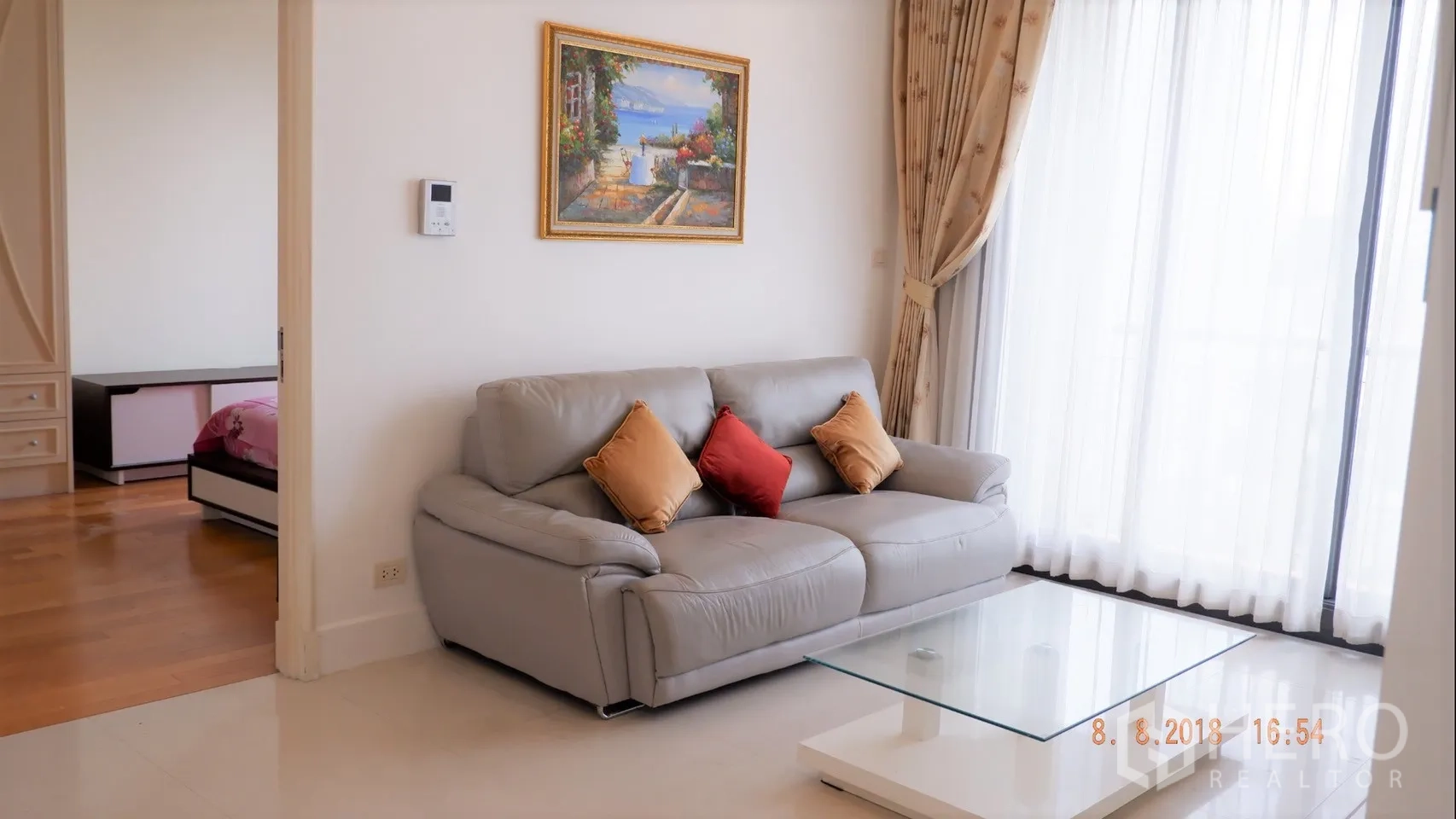 คอนโด ให้เช่าในKhlong Toei, Bangkok - มุมนั่งเล่นข้างประตูห้องนอน พร้อมหน้าต่างบานใหญ่และม่านโปร่ง