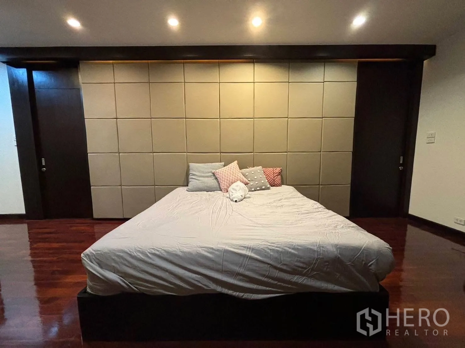 独立式住宅 出租在Bang Kapi, Bangkok - 大床卧室，分格软包床头与筒灯