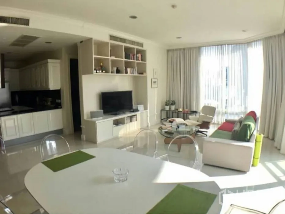 คอนโด ให้เช่าในWatthana, Bangkok - ห้องนั่งเล่นและรับประทานอาหารสว่างโปร่ง พร้อมชั้นบิลท์อิน ผนังทีวี และครัวยุโรปเชื่อมต่อ