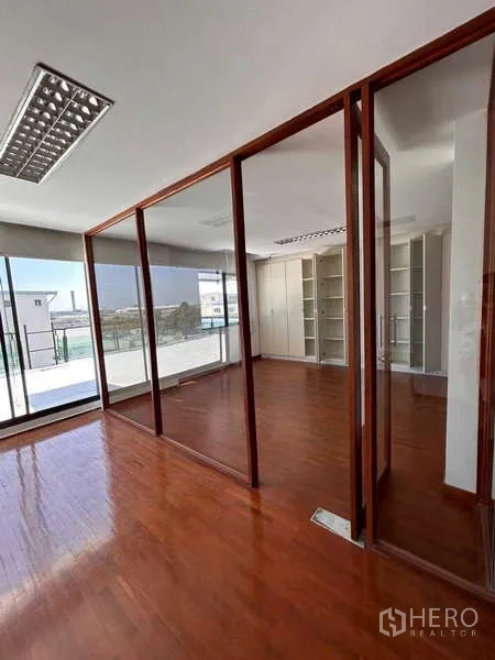 Home Office for rent or sale in Bang Phli, Samut Prakan - Corner office with glass partitions, terrace views and built-in storage units.