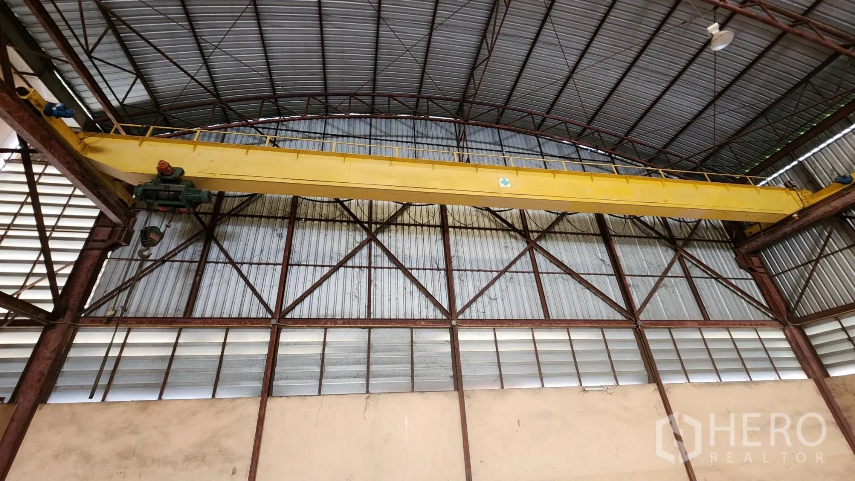 货栈 出租在Nonthaburi - 5吨桥式行车近景，位于波纹铁皮屋顶下方。