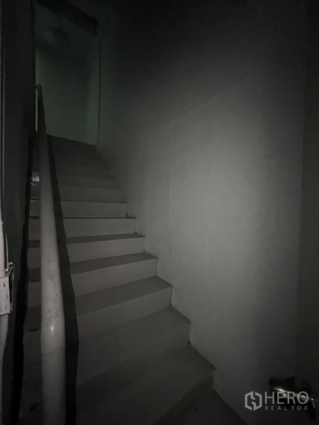 อาคารพาณิชย์ ให้เช่าในHuai Khwang, Bangkok - บันไดภายในเชื่อมต่อทุกชั้นของอาคารพาณิชย์ สีเทาพร้อมราวจับ