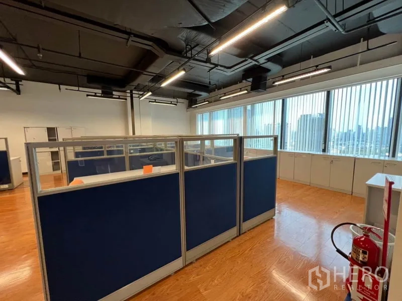 Office Space for rent in Khlong Toei, Bangkok - Cubicles lined along windows offering natural light and skyline views.