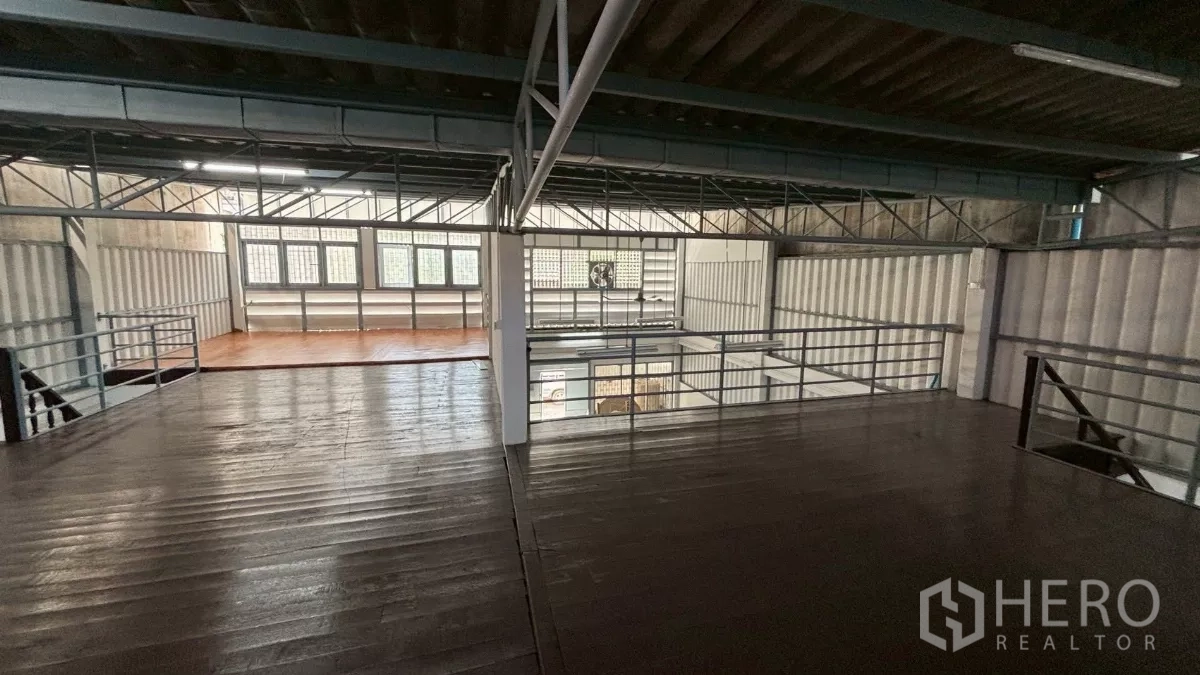 คลังสินค้า ให้เช่าหรือขายในKhlong San, Bangkok - พื้นที่ชั้นลอยขนาดใหญ่พร้อมราวกันตกมองลงสู่ชั้นล่าง