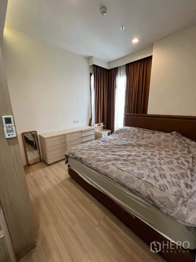 公寓 出租或出售在Chatuchak, Bangkok - 主卧配双人床、斗柜及高窗帘。