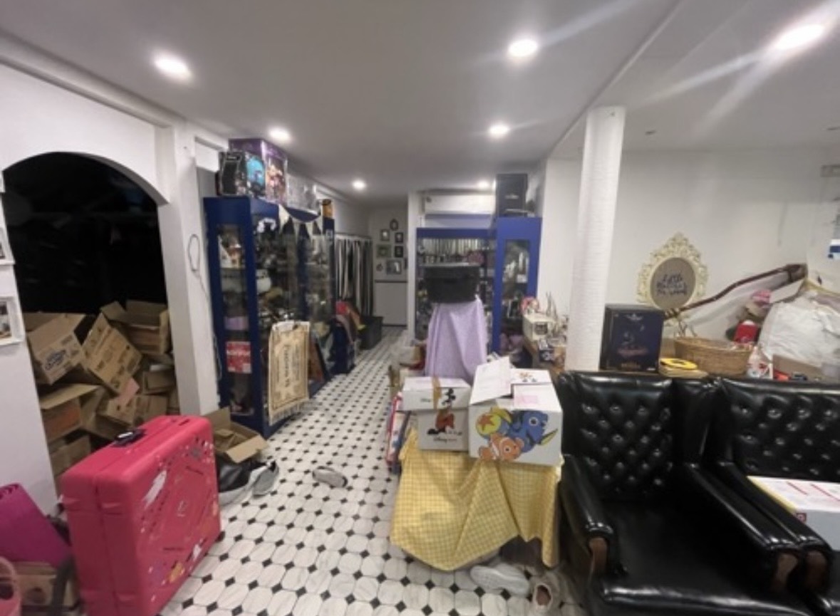 สำนักงานที่บ้าน ให้เช่าในChatuchak, Bangkok - ห้องเปิดโล่งยาว ตู้โชว์สีน้ำเงิน ไฟดาวน์ไลท์ และพื้นกระเบื้องสีขาว