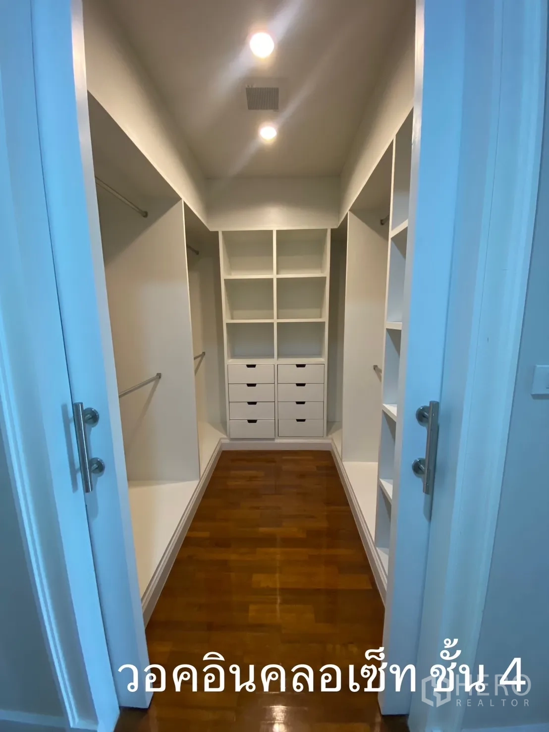 店屋 出租在Watthana, Bangkok - 步入式衣帽间，内置搁架与抽屉。