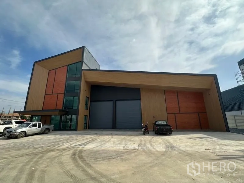 货栈 出售在Lam Luk Ka, Pathum Thani - 正立面，两扇大型装卸门与宽敞前院