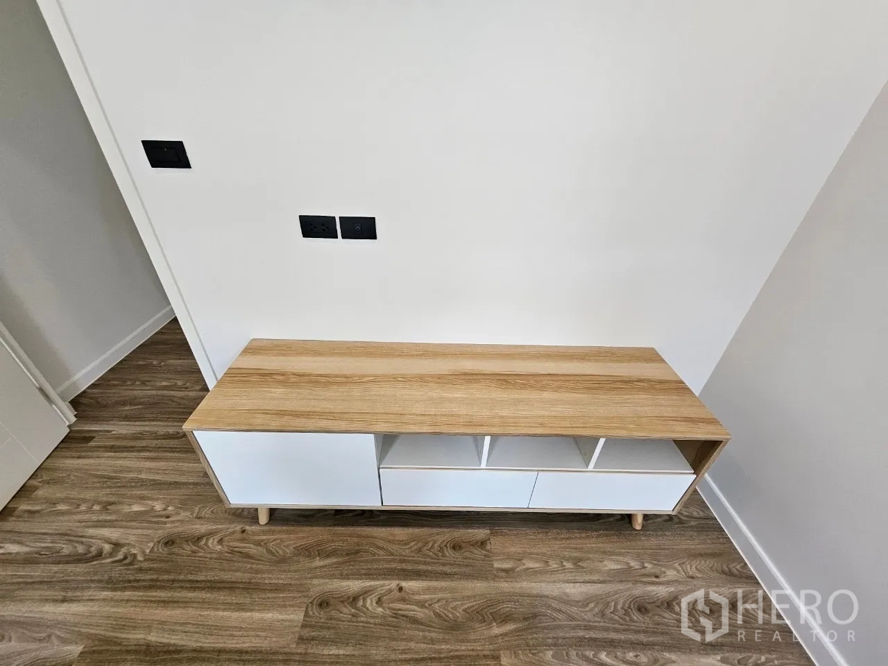 บ้าน ให้เช่าในBang Kapi, Bangkok - ตู้เก็บของเตี้ยสีไม้และขาวบนพื้นลามิเนต