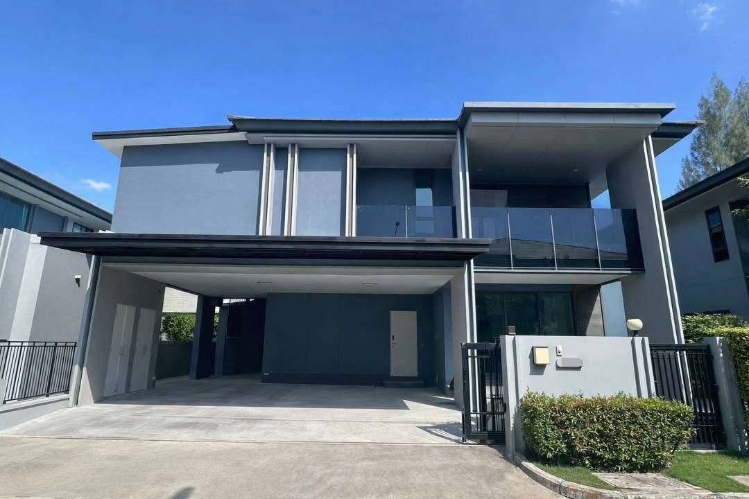 Detached House for rent in Bang Kapi, Bangkok - Modern two-storey detached house exterior with carport and glass balcony.