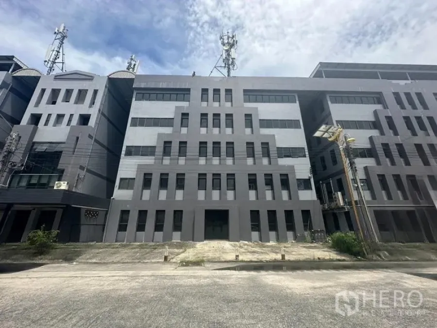 คลังสินค้า ให้เช่าในBang Phli, Samut Prakan - มุมหน้าตึกโกดังและสำนักงาน 5 ชั้น มีที่จอดรถ ในบางพลี