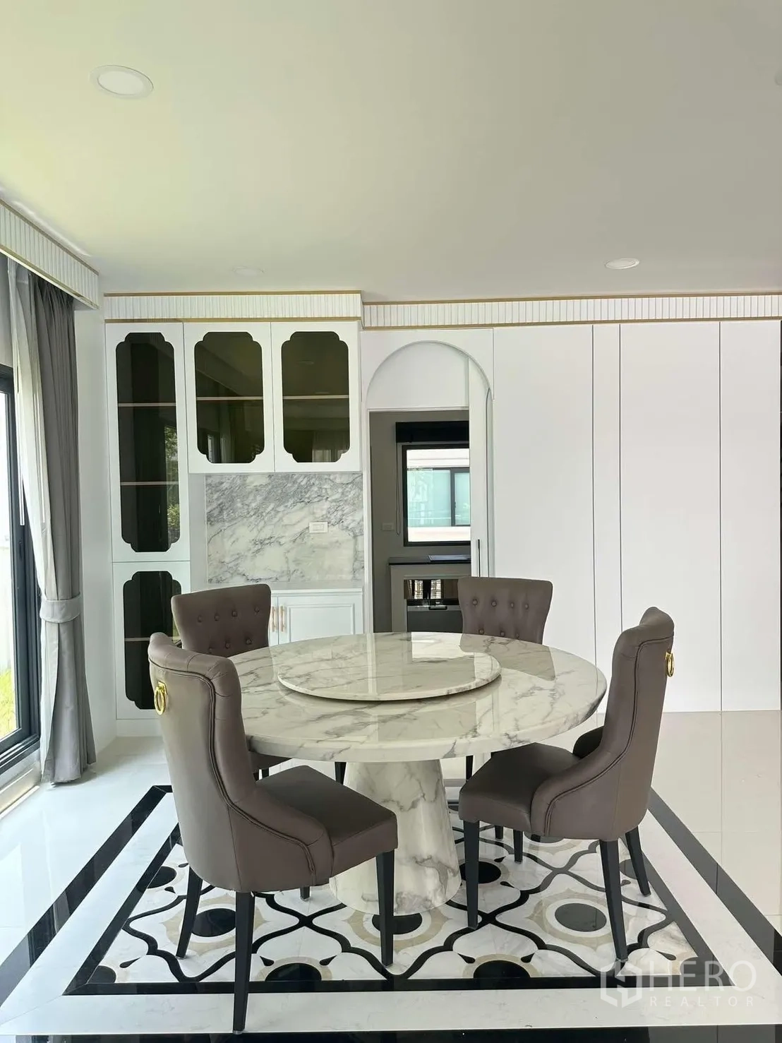 บ้านเดี่ยว for rent in Bang Phli, Samut Prakan - พื้นที่ทานอาหาร โต๊ะกลมลายหินอ่อน เก้าอี้บุนวม บนพื้นกระเบื้องลายกราฟิก