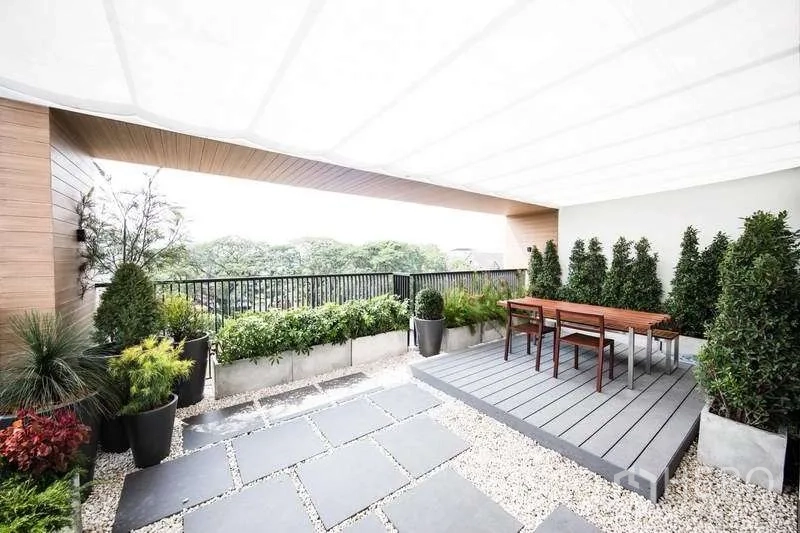 สำนักงานที่บ้าน ขายในSuan Luang, Bangkok - ระเบียงดาดฟ้ามีหลังคา พร้อมสวนกระถางและชุดโต๊ะทานอาหารกลางแจ้ง