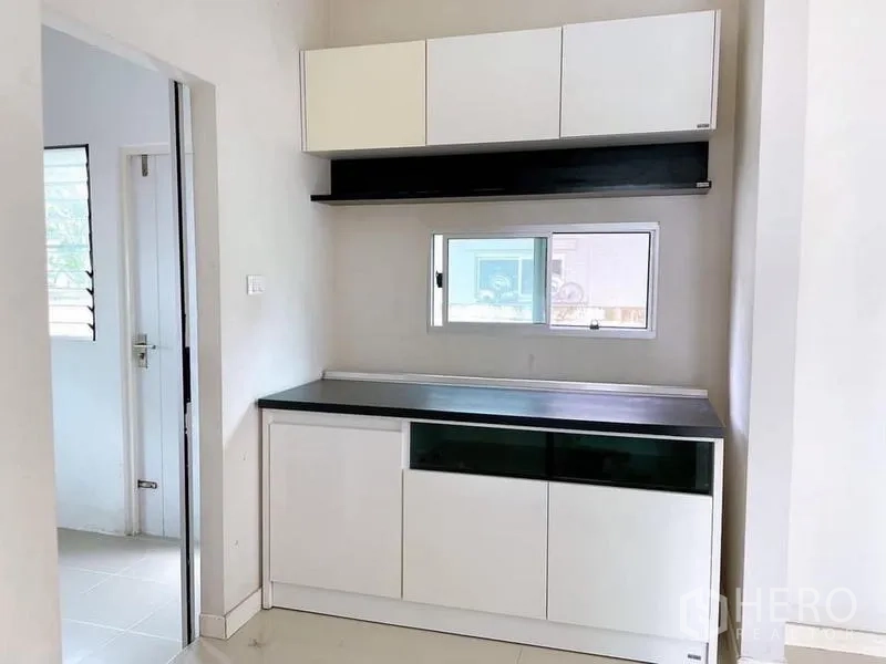 บ้าน ให้เช่าในBang Na, Bangkok - แพนทรีพร้อมตู้บิลท์อินสีขาวและพื้นที่เก็บของบนเคาน์เตอร์