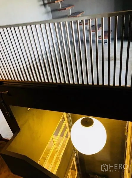 สำนักงานที่บ้าน ให้เช่าในHuai Khwang, Bangkok - ชานบันไดพร้อมราวระแนงโลหะ มองลงสู่อะเทรียม.