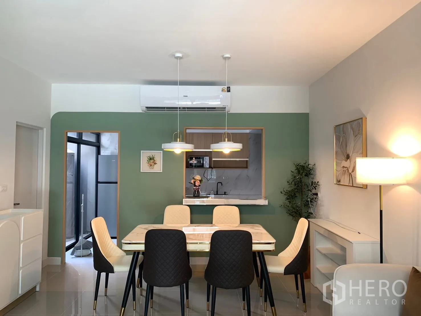 ทาวน์เฮาส์ for rent in Bang Phli, Samut Prakan - ห้องรับประทานอาหารแปลนเปิด โคมไฟแขวน มองเห็นครัวแบบกึ่งปิด