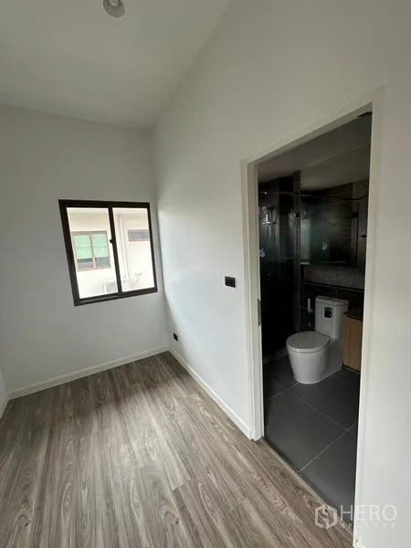 Detached House for rent in Bang Kapi, Bangkok - Small corridor to an ensuite bathroom with glass shower enclosure.