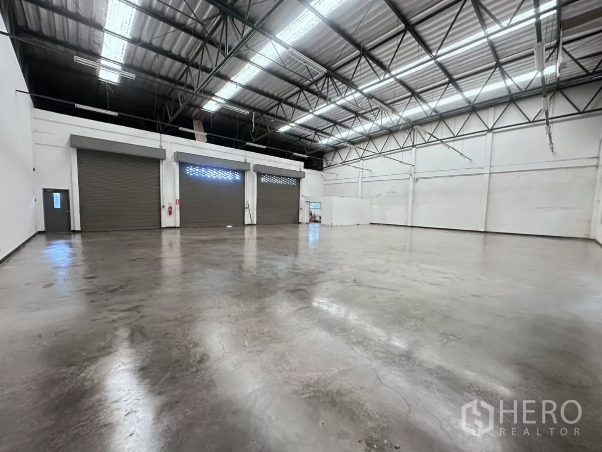 โรงงาน ขายในLat Krabang, Bangkok - ภายในโกดังเพดานสูง พร้อมประตูมอเตอร์แบบม้วน 3 บาน