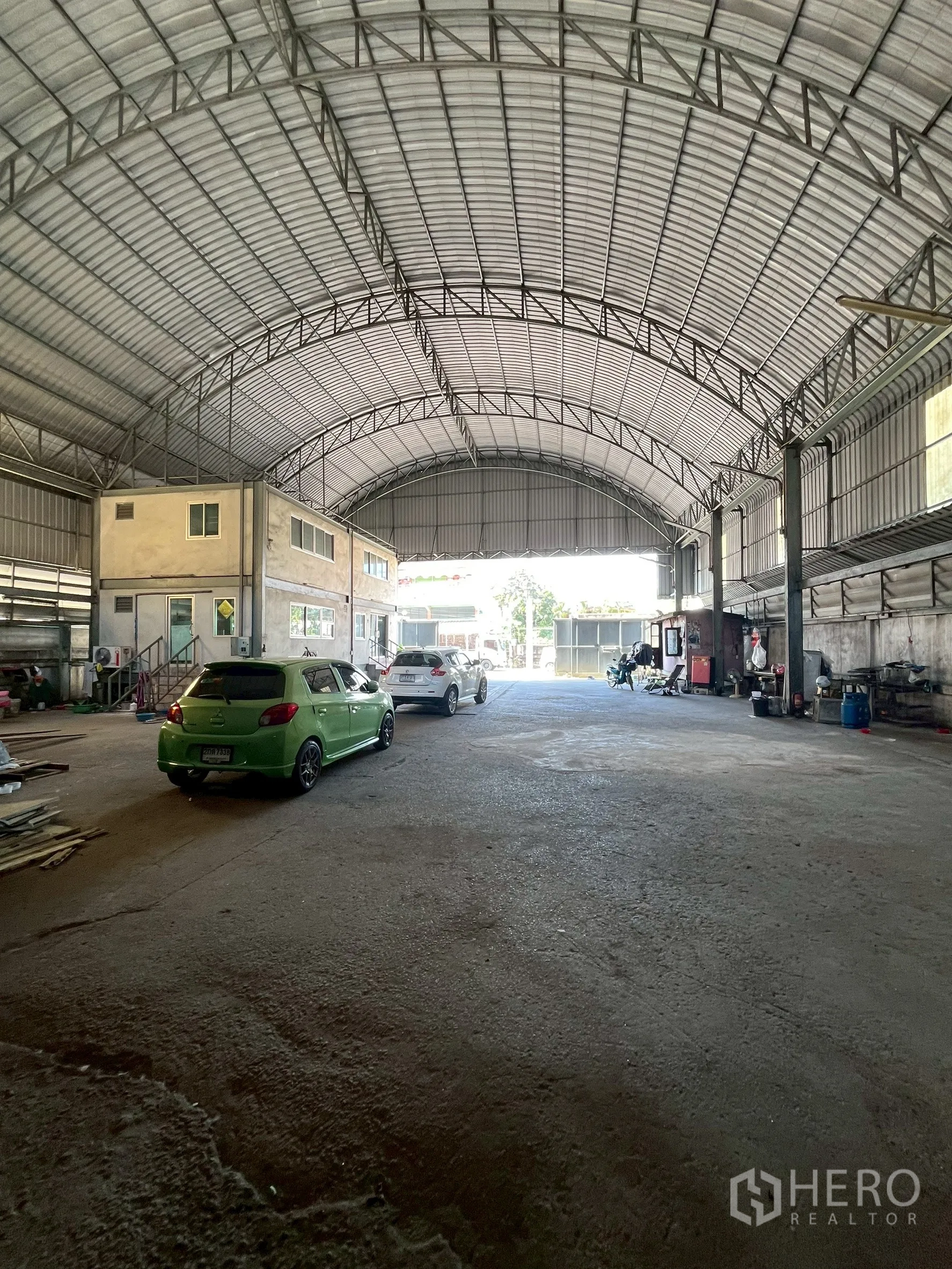 工厂 for rent in Phra Pradaeng, Samut Prakan - 宽敞厂房空间，拱形钢结构屋顶，内置两层办公楼。