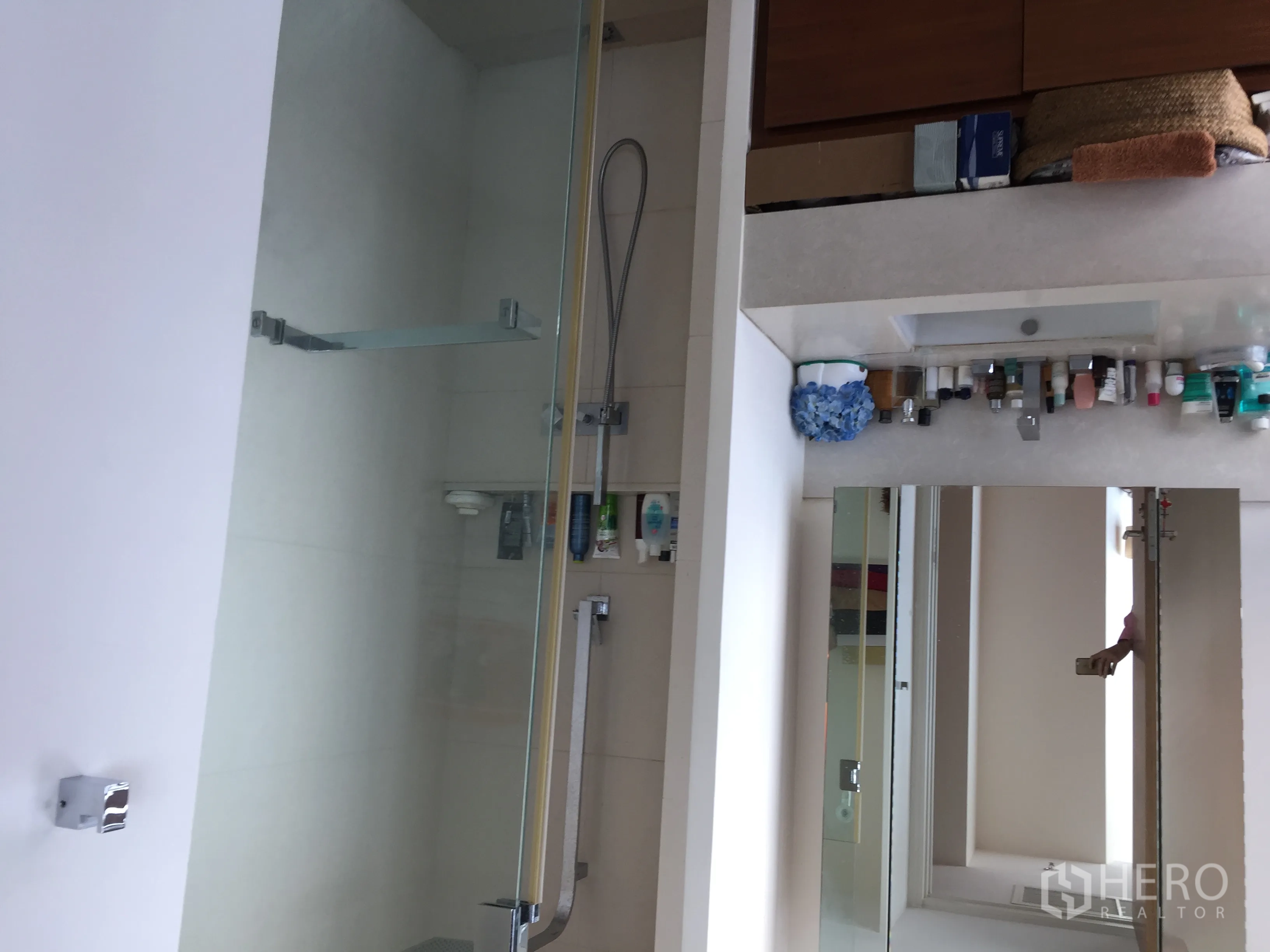 คอนโด ให้เช่าหรือขายในKhlong San, Bangkok - ห้องน้ำสมัยใหม่พร้อมตู้กระจกอาบน้ำ เคาน์เตอร์ล้างหน้า และกระจกบานใหญ่