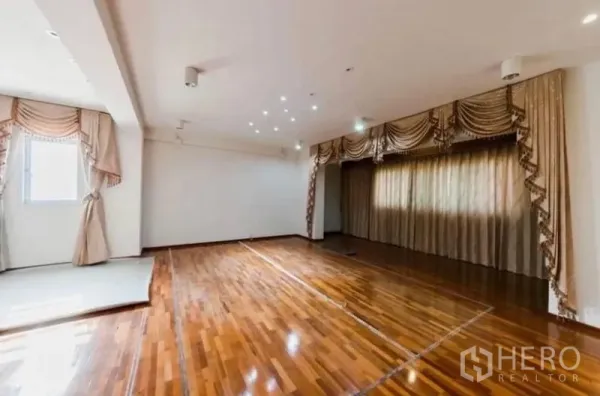 สำนักงานที่บ้าน ให้เช่าหรือขาย - ห้องพื้นไม้จริงเงางาม พร้อมม่านตกแต่งและส pot light เหมาะเป็นห้องประชุมหรือสตูดิโอ