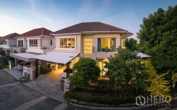 บ้าน ให้เช่าหรือขายในSaphan Sung, Bangkok - บ้านเดี่ยวสองชั้นสไตล์โมเดิร์น มุมถนน มีโรงจอดรถคู่และไฟภายนอกบรรยากาศอบอุ่น ในโครงการเงียบสงบ