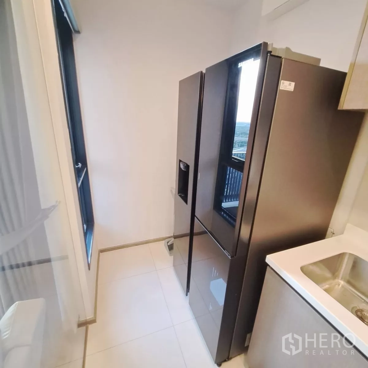 คอนโด ให้เช่าในChatuchak, Bangkok - มุมครัวที่มีตู้เย็นประตูคู่ขนาดใหญ่ข้างหน้าต่าง