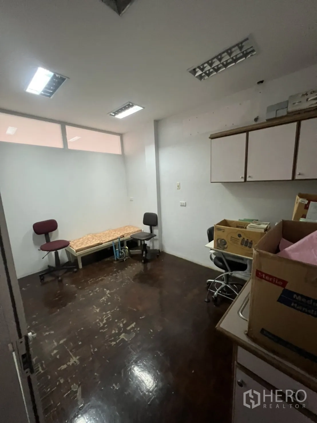 อาคารพาณิชย์ ให้เช่าในKhlong Toei, Bangkok - ห้องทำงานพื้นไม้เข้ม พร้อมตู้และเก้าอี้ เหมาะใช้เป็นออฟฟิศ