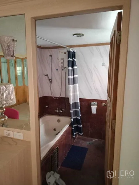 ทาวน์เฮาส์ ให้เช่าในKhlong Toei, Bangkok - ห้องน้ำพร้อมอ่างอาบน้ำ ผ้าม่านกั้น และเครื่องทำน้ำอุ่น