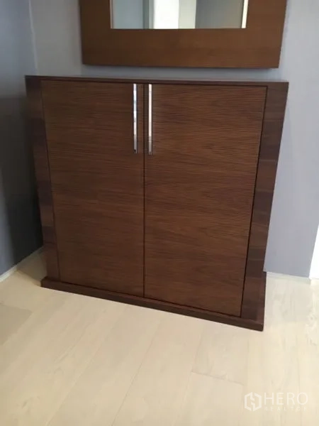 独立式住宅 出租在Wang Thonglang, Bangkok - 现代木质柜，配金属把手与墙面镜子。