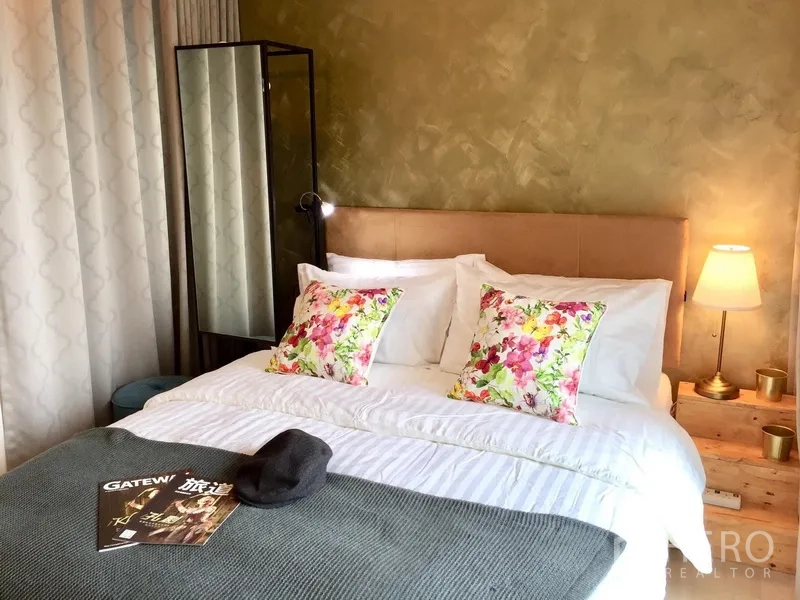 คอนโด ให้เช่าในKhlong Toei, Bangkok - ห้องนอนที่สอง หมอนลายดอก โคมไฟหัวเตียง และกระจกบานยืน แสงนุ่มนวล