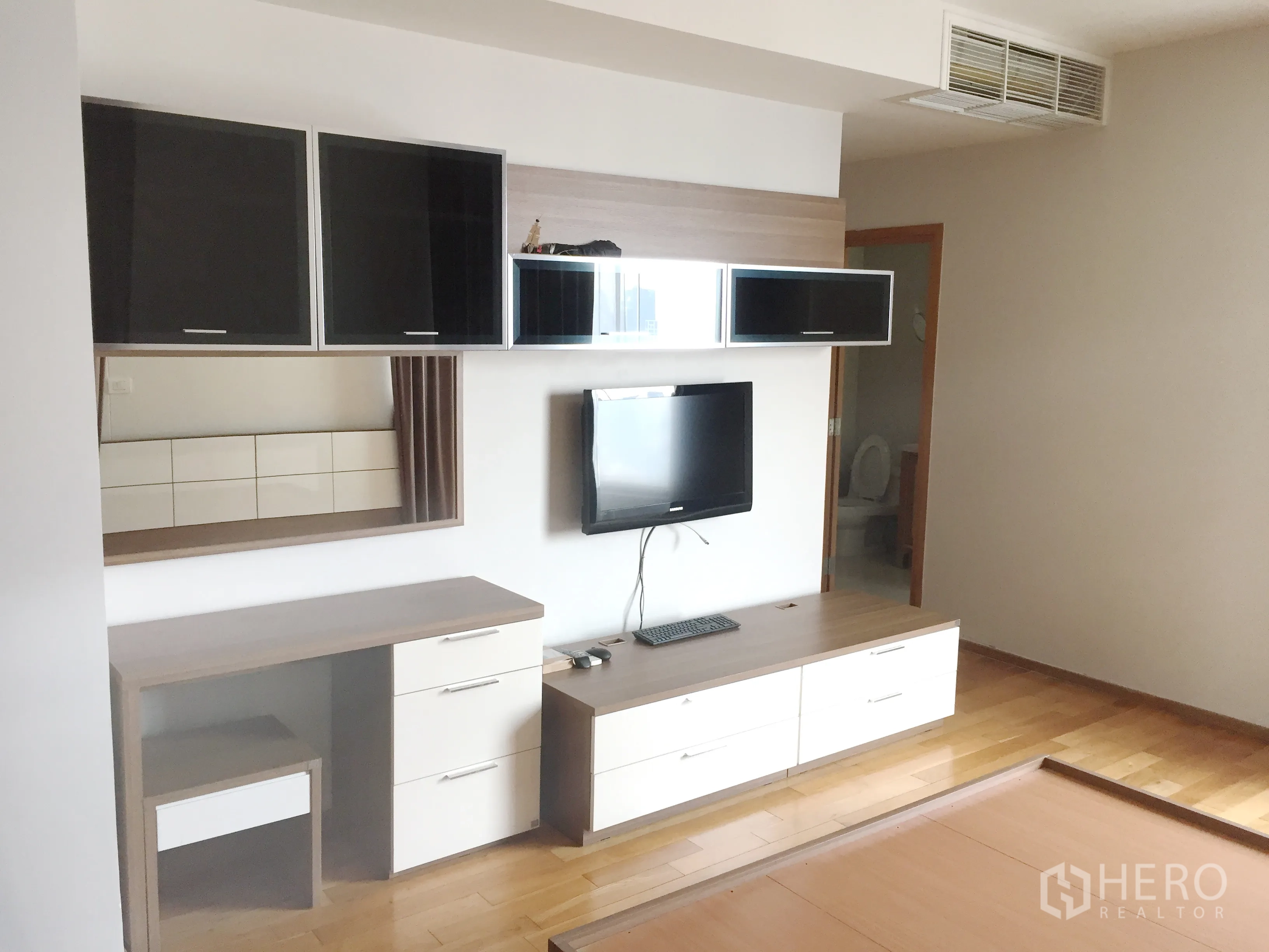 คอนโด ให้เช่าในKhlong Toei, Bangkok - ผนังสื่อบันเทิงในห้องนอน ติดทีวีพร้อมตู้ลิ้นชัก และประตูเชื่อมห้องน้ำในตัว