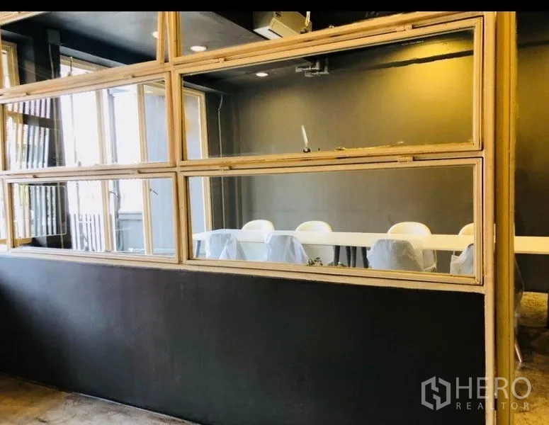 สำนักงานที่บ้าน ให้เช่าในHuai Khwang, Bangkok - ห้องประชุมกั้นกระจกกรอบไม้โทนอุ่น.
