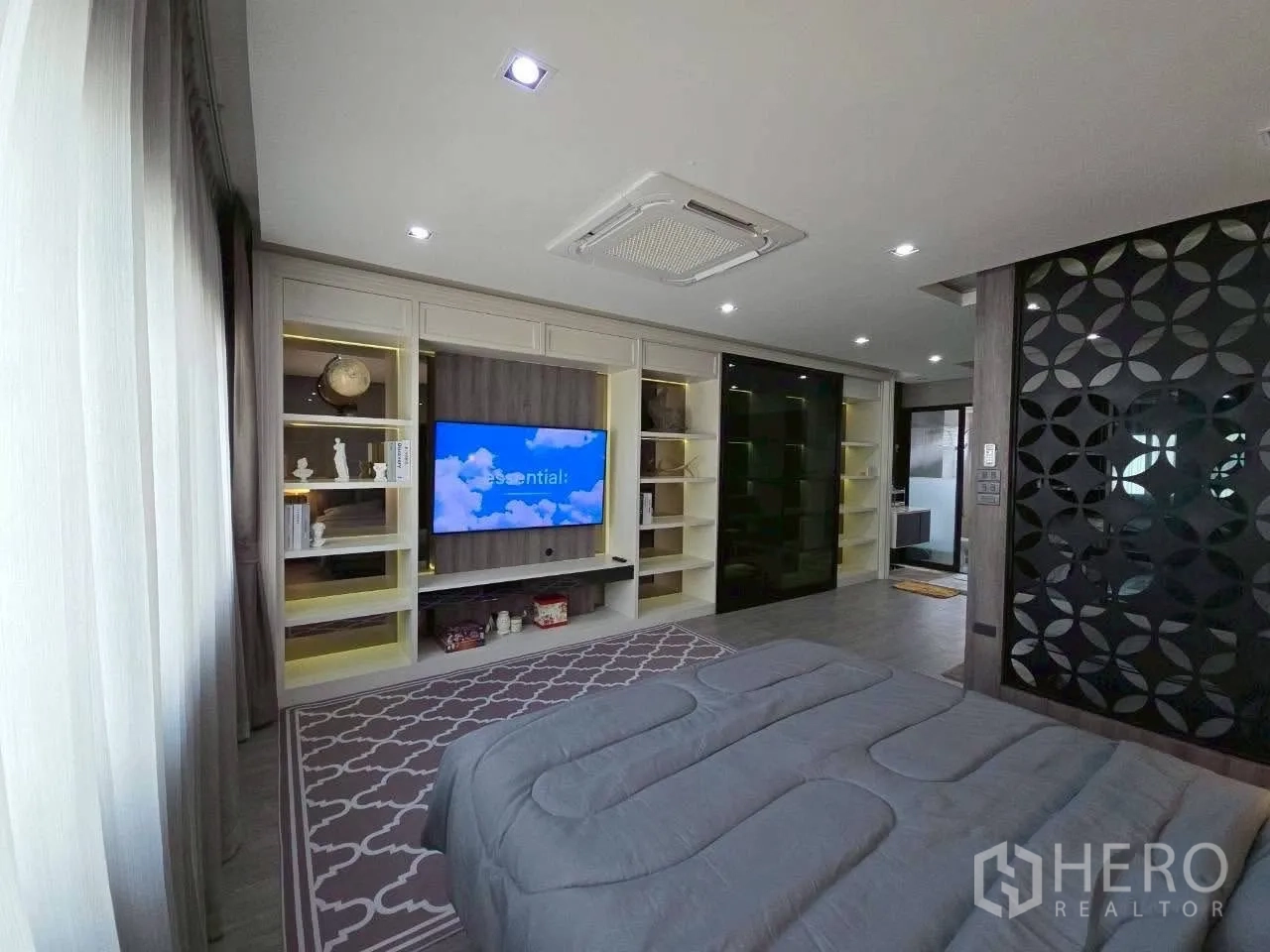 ทาวน์เฮาส์ ให้เช่าหรือขายในLat Phrao, Bangkok - ผนังทีวีบิวท์อินพร้อมชั้นโชว์ในห้องนอนใหญ่ มองจากปลายเตียง