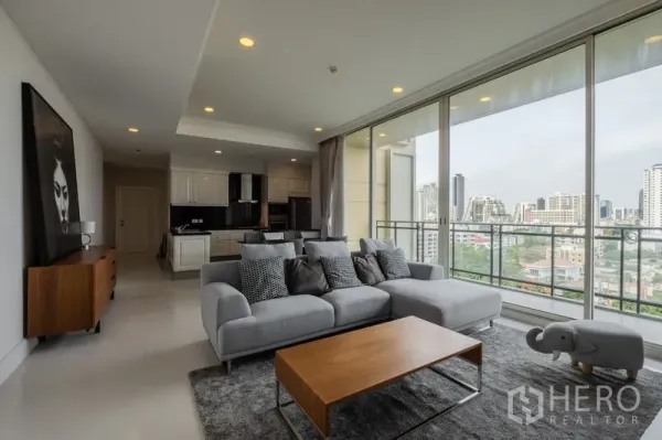 公寓 出售 - 采光充足的客厅，落地窗、阳台与城市天际线景观